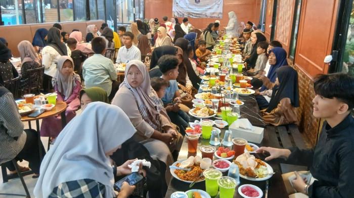Alumni 1997 SMU Negeri 4 Lampineung Banda Aceh menggelar buka puasa bersama dengan 52 anak yatim serta guru-guru purnabakti, Minggu (15/3/2026), di Rouz Cafe, Rukoh, Kecamatan Syiah Kuala, Banda Aceh.