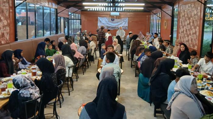 Alumni 1997 SMU Negeri 4 Lampineung Banda Aceh menggelar buka puasa bersama dengan 52 anak yatim serta guru-guru purnabakti, Minggu (15/3/2026), di Rouz Cafe, Rukoh, Kecamatan Syiah Kuala, Banda Aceh.