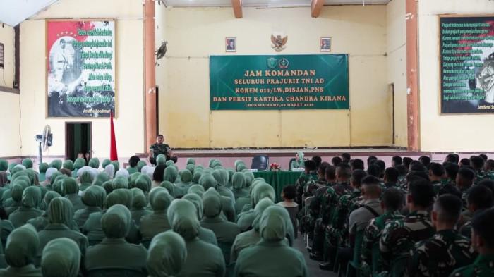 Danrem 011/Lilawangsa, Kolonel Ali Imran memberikan pengarahan kepada ratusan prajurit dan anggota Persit Kartika Chandra Kirana (KCK) dalam kegiatan Jam Komandan di Makorem 011/Lilawangsa, Lhokseumawe, Senin (2/3/2026).