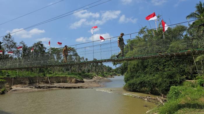 Jembatan gantung Garuda Merah Putih di Gampong Lhok Kuyun, Sawang, Aceh Utara.