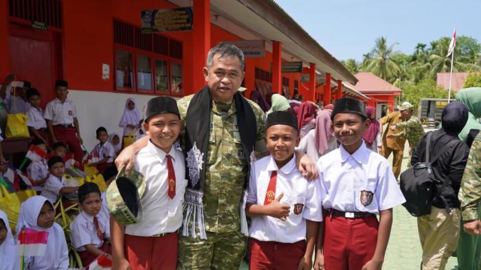 Kasad Jenderal TNI Maruli Simanjuntak foto bersama para siswa SD Negeri 7 Gampong Glee Dagang, Sawang, Aceh Utara, Senin (9/3/2026).