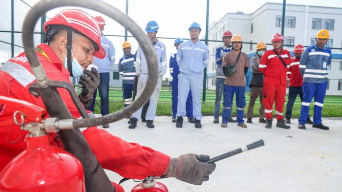 Leader HSE Firefighters PT Meulaboh Power Generation (MPG), Mufizal, memberikan pelatihan penggunaan Alat Pemadam Api Ringan (APAR) kepada karyawan dan vendor di area PLTU 3-4 Nagan Raya, Rabu (31/12/2025). Foto: RA Karamullah.