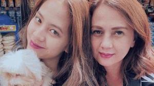 Adhisty-Zara-bersama-ibunya-Sofia-Yulina.jpg