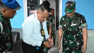 Airport-Security-Chief-Bandara-Internasional-SIM-Vovo-Kristanto-bersama-Komandan-Lanud-SIM.jpg
