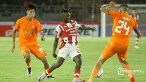 Aksi-pesepak-bola-Persis-Solomenggiring-bola-dan-diadang-pesepak-bola-Borneo-FC.jpg