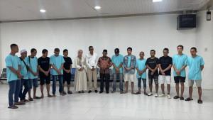 Anggota-DPD-RI-H-Sudirman-Haji-Uma-saat-bertemu-dengan-warga-Aceh-yang-dideportasi-dari-Johor.jpg