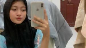 Anisa-Azkia-16-melihat-hp-saat-di-rumah-di-Gampong-Paloh-Kecamatan-Pidie-dilaporkan-hilang.jpg