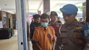 Aris-Anjas-pelaku-pembunuhan-selingkuhan-istrinya-saat-berada-di-Mapolres-Lumajang.jpg
