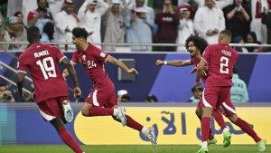 Bek-Qatar-Jassem-Gaber-berselebrasi-dengan-rekan-satu-timnya-semifinal-Piala-Asia-2023-Qatar.jpg