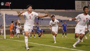 Bek-Timnas-Indonesia-U17-Mathew-Baker-mencetak-gol-pertama-timnya-saat-melawan-Kuwait.jpg