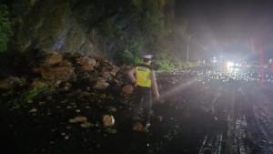 Bongkahan-batu-dan-tanah-yang-longsor-akibat-hujan-deras-menutupi-badan-jalan-di-Gampong-Lhokseudu.jpg
