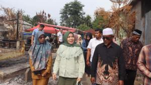 Bunda-Salma-ke-lokasi-kebakaran.jpg