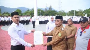 Bupati-Aceh-Besar-menyerahkan-SK-pengangkatan-secara-simbolis-kepada-perwakilan-PPPK.jpg