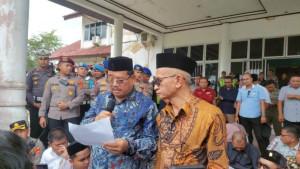 Bupati-Aceh-Singkil-Safriadi-tanggapi-tuntutan-demonstran-yang-berunjuk-rasa.jpg