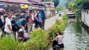 Dua-personel-Polres-Aceh-Barat-Daya-membantu-seorang-emak-emak-yang-terjatuh-ke-saluran-irigasi.jpg
