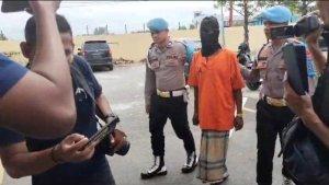 Dua-personel-Polres-Pidie-menggiring-pelaku-agen-penyeludupan-etnis-Rohingya.jpg