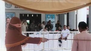 Eksekutor-hukuman-cambuk-mengayunkan-rotan-ke-punggung-pelanggar-syariat-Islam-di-Aceh-Timur.jpg