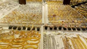 Emas-yang-terdiri-dari-gelang-kalung-cincin-hingga-anting-tersusun-dalam-rak-toko-emas.jpg