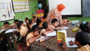 Foto-Ilustrasi-guru-mengajar-di-kelas-12.jpg