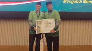 Guru-MTsN-4-Pidie-Azhar-kanan-menerima-piagam-penghargaan-pada-ajang-PGM-Award-2025.jpg