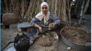 Inshirah-Salem-al-Aqra-yang-membuat-tabun-atau-oven-tanah-liat-tradisional-di-Gaza.jpg