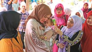 Istri-Gubernur-Aceh-Marlina-atau-akrab-disapa-Kak-Ana-memberikan-bantuan-rumah-layak-huni.jpg