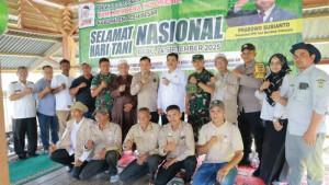 Kadistan-Aceh-Besar-foto-bersama-saat-menghadiri-peringatan-Hari-Tani-Nasional.jpg
