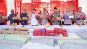 Kapolda-Aceh-Irjen-Pol-Marzuki-Ali-Basyah-memperlihatkan-Barang-Bukti-09.jpg