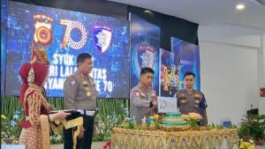 Kapolda-Irjen-Pol-Marzuki-Ali-Basyah-saat-pemotongan-tumpeng-syukuran.jpg