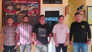 Kapolsek-Darussalam-Iptu-Adam-Maulana-didampingi-para-personel-saat-menunjukkan-tersangka.jpg