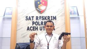 Kasat-Reskrim-AKP-Dr-Bustani-SH-MH-MSM-memperlihatkan-barang-bukti-senpi.jpg