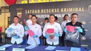 Kasat-Reskrim-Polresta-Banda-Aceh-AKP-Donna-Briadi-saat-konferensi-pers.jpg