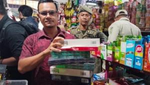 Kasi-Humas-Satpol-PP-dan-WH-Aceh-Mohd-Nanda-Rahmana-menunjukkan-rokok-ilegal.jpg