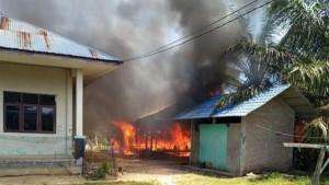 Kebakaran-hanguskan-rumah-tempat-tinggal-guru-dayah-Darul-Istiqamah-di-Kecamatan-Singkil-Utara.jpg