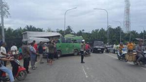Kecelakaan-dua-mobil-angkutan-umum-dan-truk-boks-di-jembatan-kembar-Peureulak-Aceh-Timur.jpg
