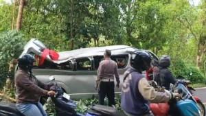 Kecelakaan-tunggal-menimpa-mobil-yang-membawa-belasan-wisatawan-asal-Tiongkok.jpg