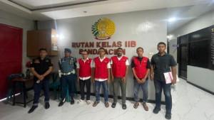 Kejari-Lhokseumawe-memindahkan-empat-tersangka-kasus-dugaan-korupsi-rusunawa.jpg