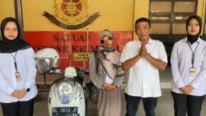 Keluarga-wanita-tersebut-memiliki-keterbelakangan-mental-saat-menyampaikan-permintaan-maaf.jpg
