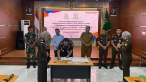 Kepala-Kejari-Aceh-Tamiang-Yudhi-Syufriadi-menyerahkan-sitaan-berupa-perkebunan-kelapa-sawit.jpg
