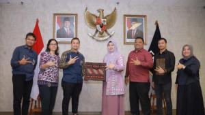 Ketua-Dekranasda-Aceh-Besar-Hj-Rita-Mayasari-bersama-Ketua-Harian-Drs-Sulaimi-MS.jpg