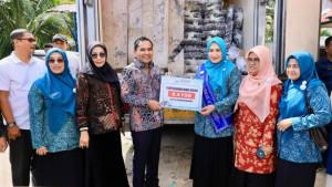 Ketua-Forikan-Aceh-Ny-Marlina-Muzakir-menyerahkan-54-ton-ikan-segar-kepada-Wali-Kota-Lhokseumawe.jpg