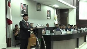 Ketua-Pansus-Minerba-dan-Migas-DPRA-Anwar-Ramli-menyampaikan-laporan-dalam-rapat-paripurna-DPRA.jpg