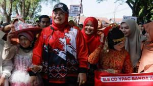 Ketua-TP-PKK-Aceh-Marlina-Usman-menyambut-siswa-SLB-CD-YPAC-Banda-Aceh.jpg