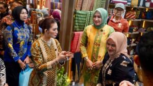 Ketua-Umum-Dewan-Kerajinan-Nasional-Dekranas-Selvi-Ananda-mengunjungi-stan-Provinsi-Aceh.jpg
