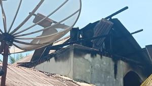 Kondisi-lantai-dua-rumah-Sri-Wahyuni-56-warga-Gampong-Mata-Ie-yang-terbakar.jpg