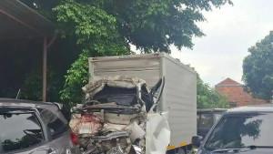 Kondisi-mobil-boks-yang-ringsek-usai-terlibat-kecelakaan-dengan-truk-tronton-di-Jalan-Tol-Solo-Ngawi.jpg