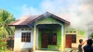 Kondisi-rumah-warga-saat-dilalap-api-di-Gampong-Suak-Ribee-Kecamatan-Johan-Pahlawan.jpg