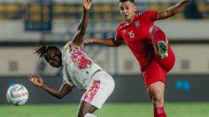Leo-Guntara-Borneo-dan-Moussa-Sidibe-Persis-saat-berebut-bola-di-Piala-Presiden-2024.jpg