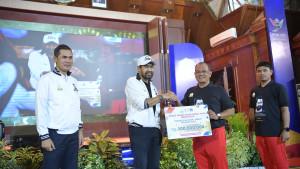 MUALEM-SERAHKAN-PENGHARGAAN-ATLET-BERPRESTASI.jpg
