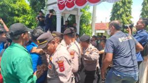 Mahasiswa-berhasil-mendobrak-blokade-polisi-yang-berdiri-di-pintu-masuk-Kantor-DPRK-Pidie.jpg